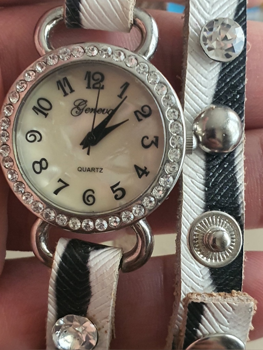 🦋10/$20🦋 Geneva Silver/MOP Rhinestone Leather Double Loop Women's Watch